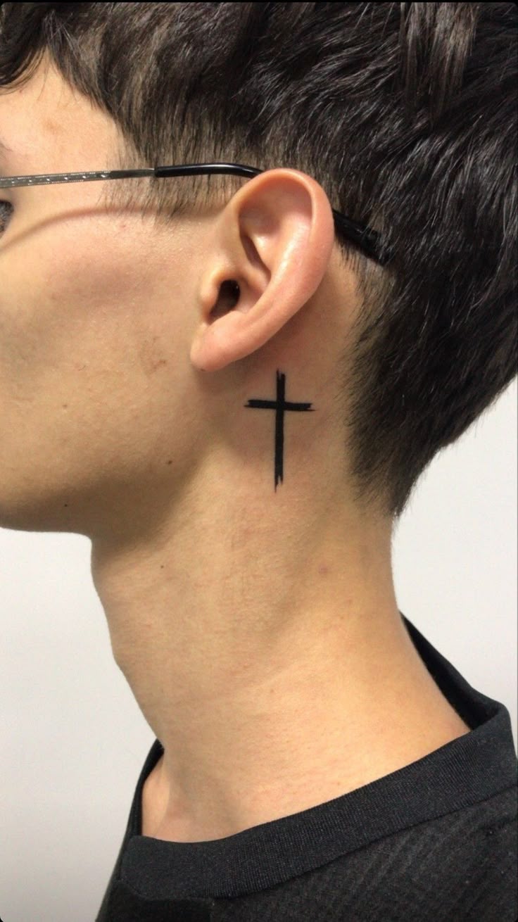 tatuagem cruz feminina pescoço