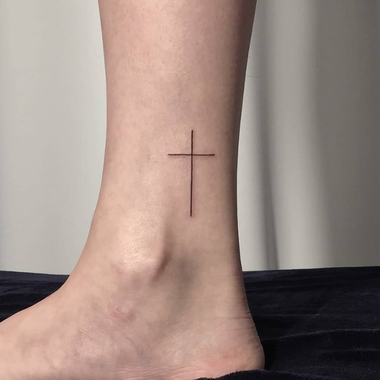 significado cruz pescoço tatuagem