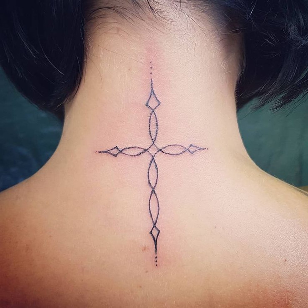 tatuagem cruz feminina pescoço