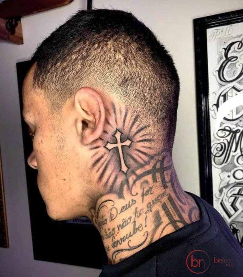 tatuagem cruz masculina pescoço