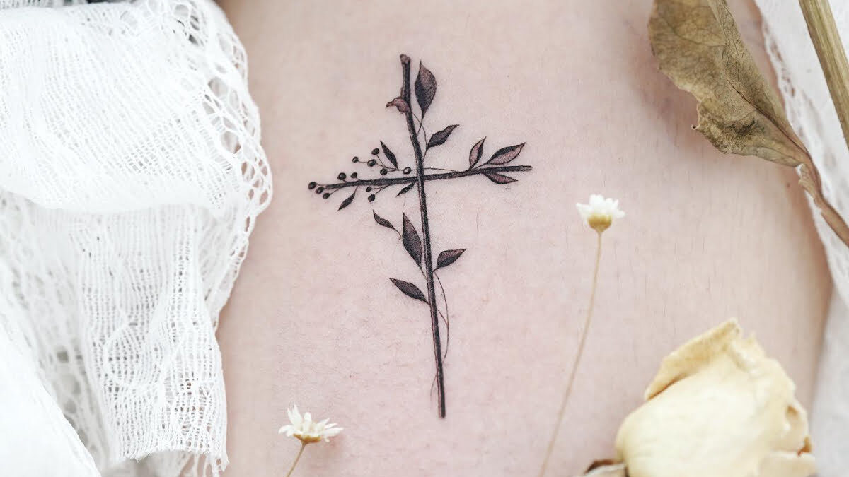 tatuagem cruz religiosa pescoço