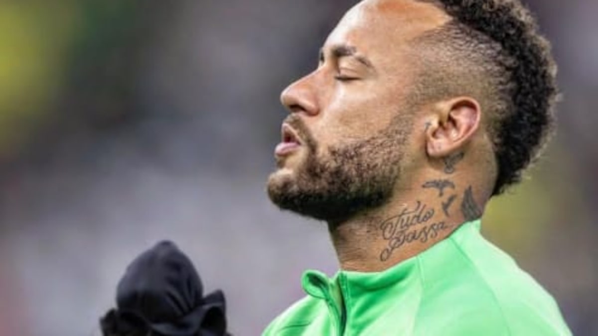tatuagem cruz nuca