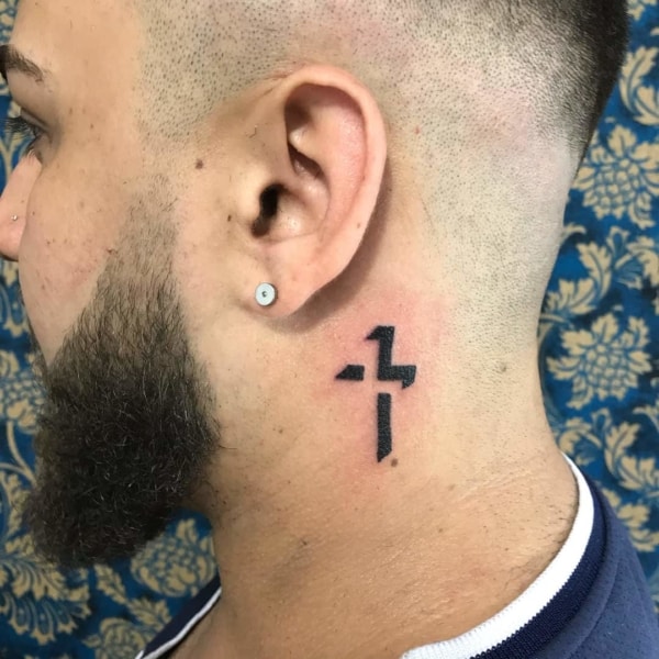tatuagem cruz atrás da orelha