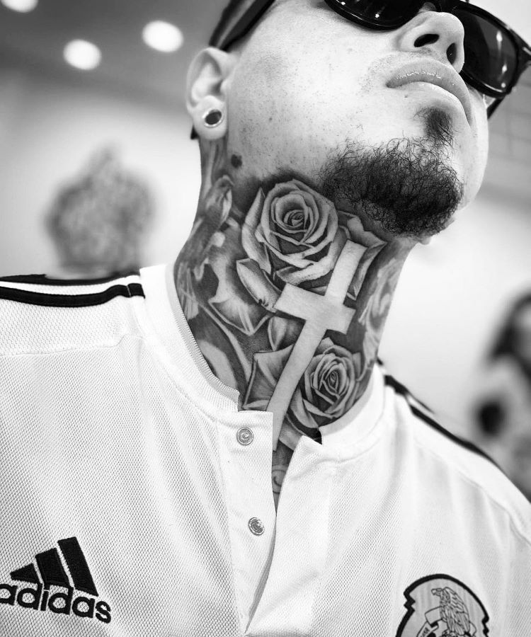 tatuagem cruz garganta
