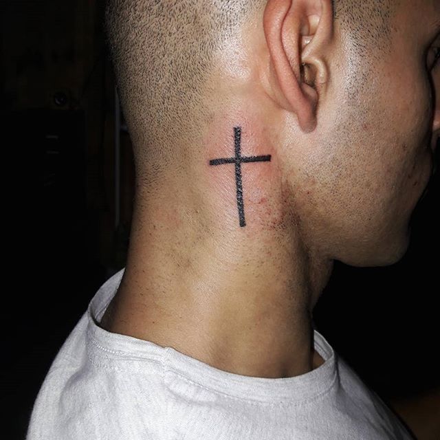 tatuagem cruz atrás da orelha
