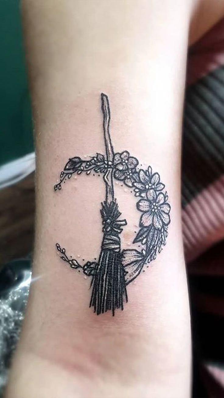 tatuagem de bruxa minimalista