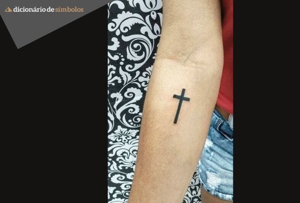 tatuagem de cruz no antebraço