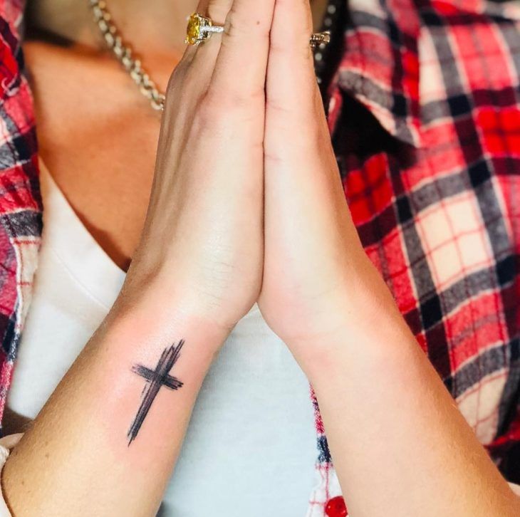 tatuagem de crucifixo no braço