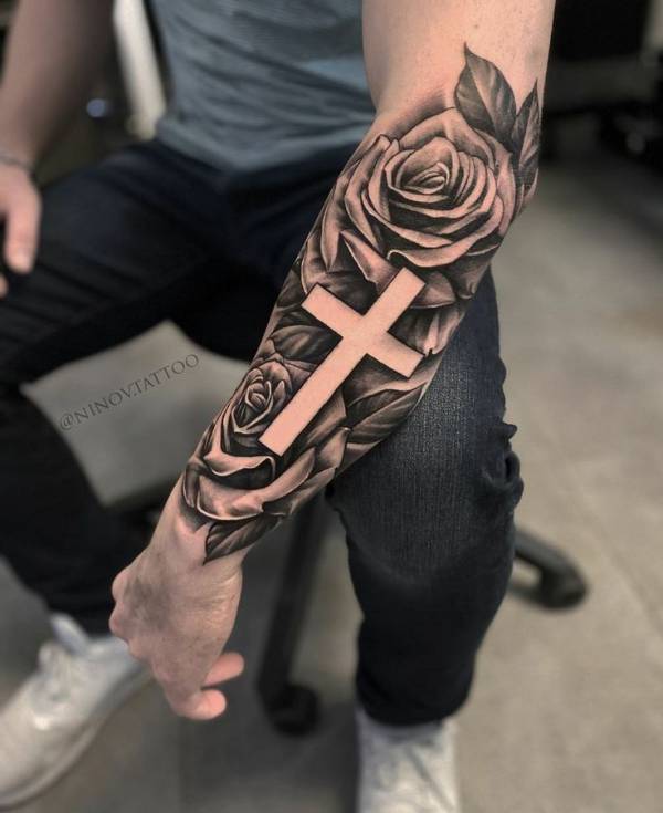 tatuagem de cruz minimalista braço