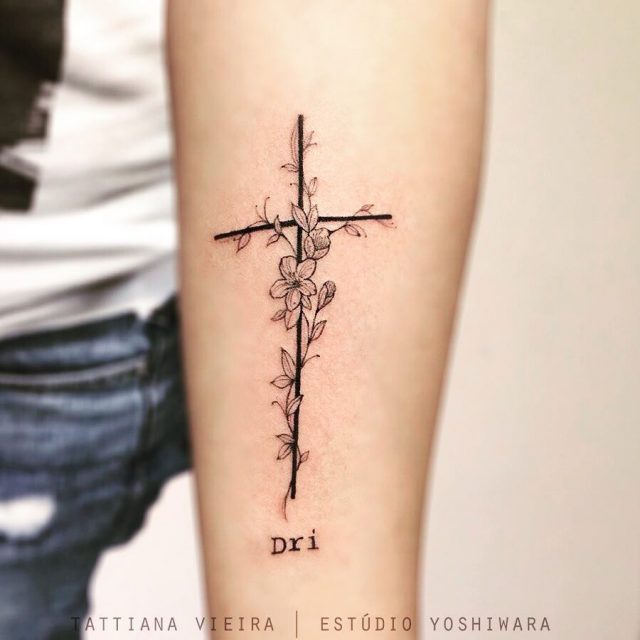 tatuagem de cruz realista braço
