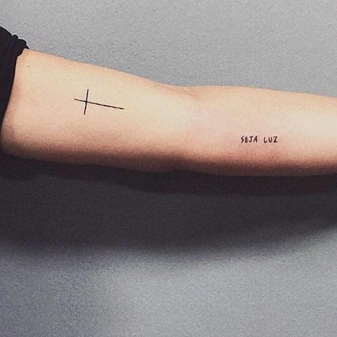 tatuagem de cruz celta braço