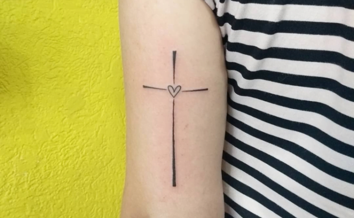 significado tatuagem de cruz braço
