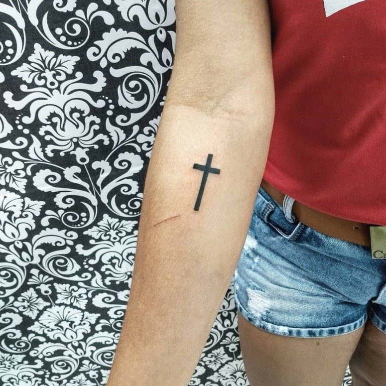 dor tatuagem de cruz braço