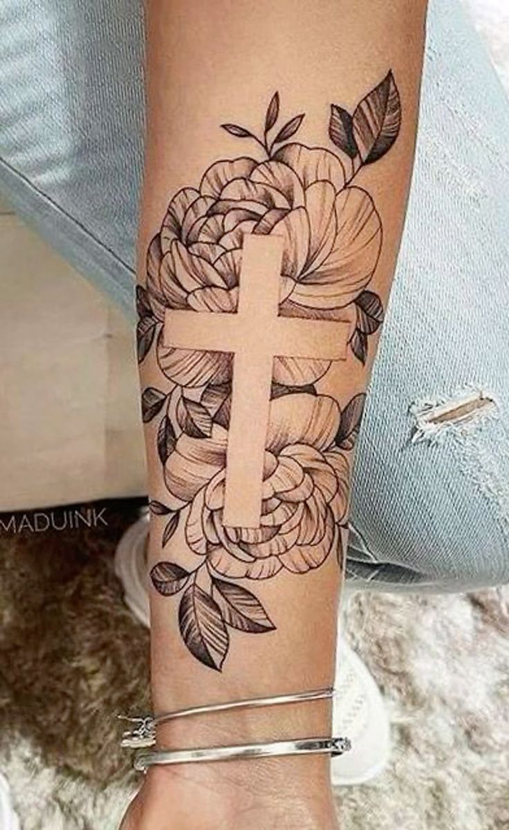 tatuagem de cruz feminina braço