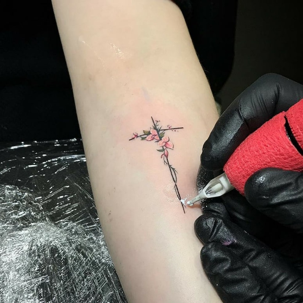 tatuagem de cruz pequena braço