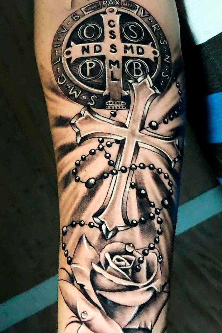 tatuagem de cruz com frases braço