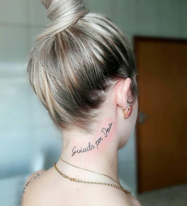 tatuagem cruz celta pescoço