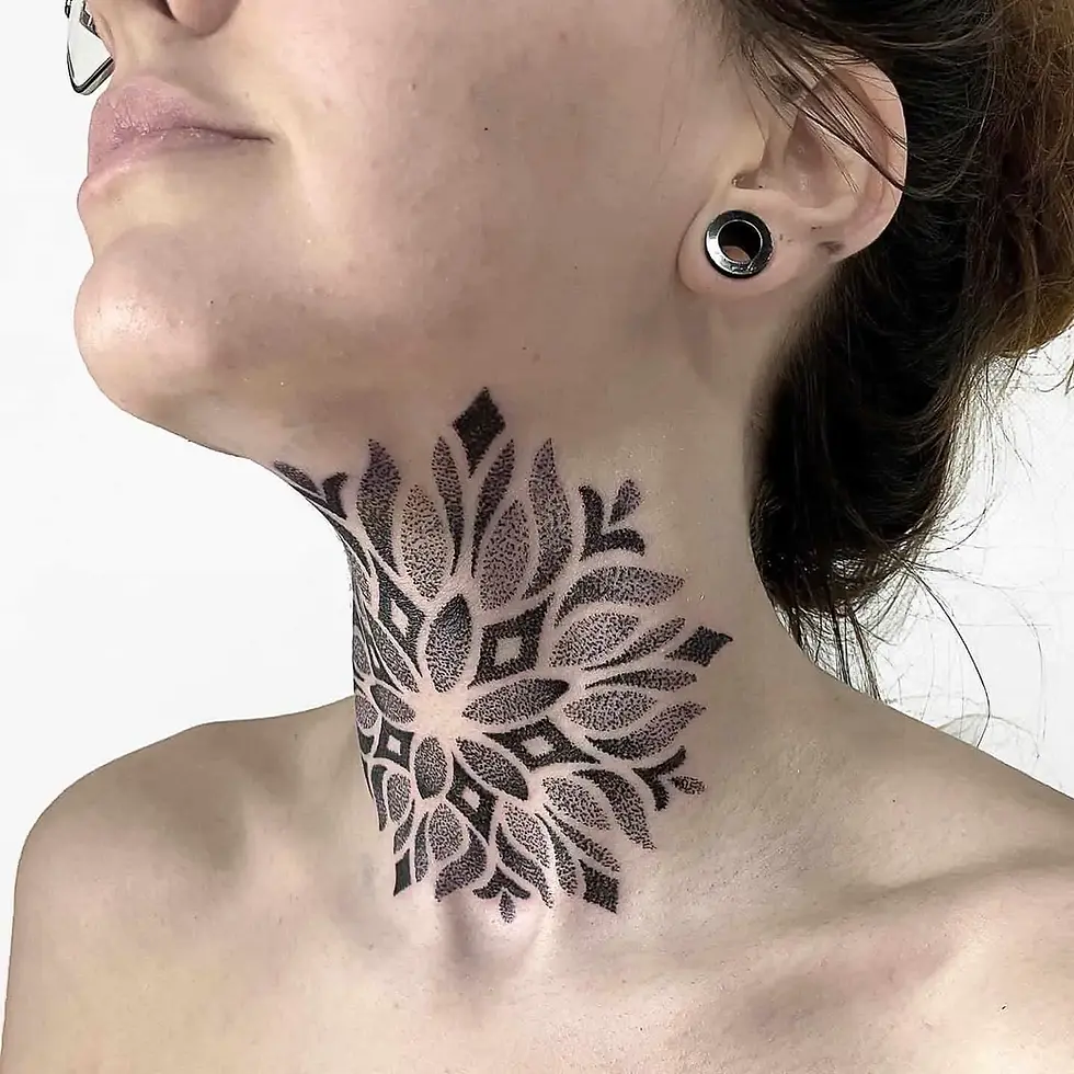 tatuagem de cruz na lateral do pescoço