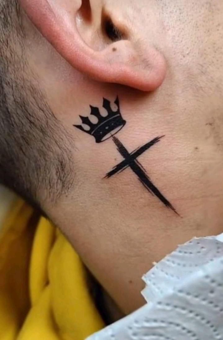 tatuagem de fé pescoço