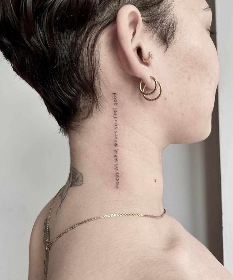 tatuadores de cruz pescoço