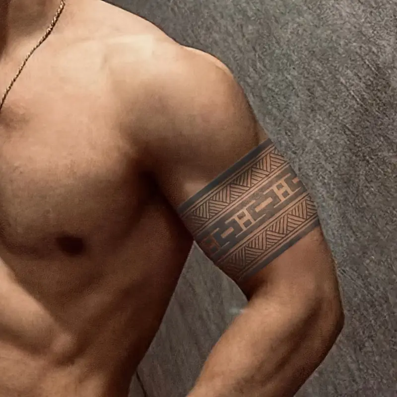 tatuagem faixa braço fineline