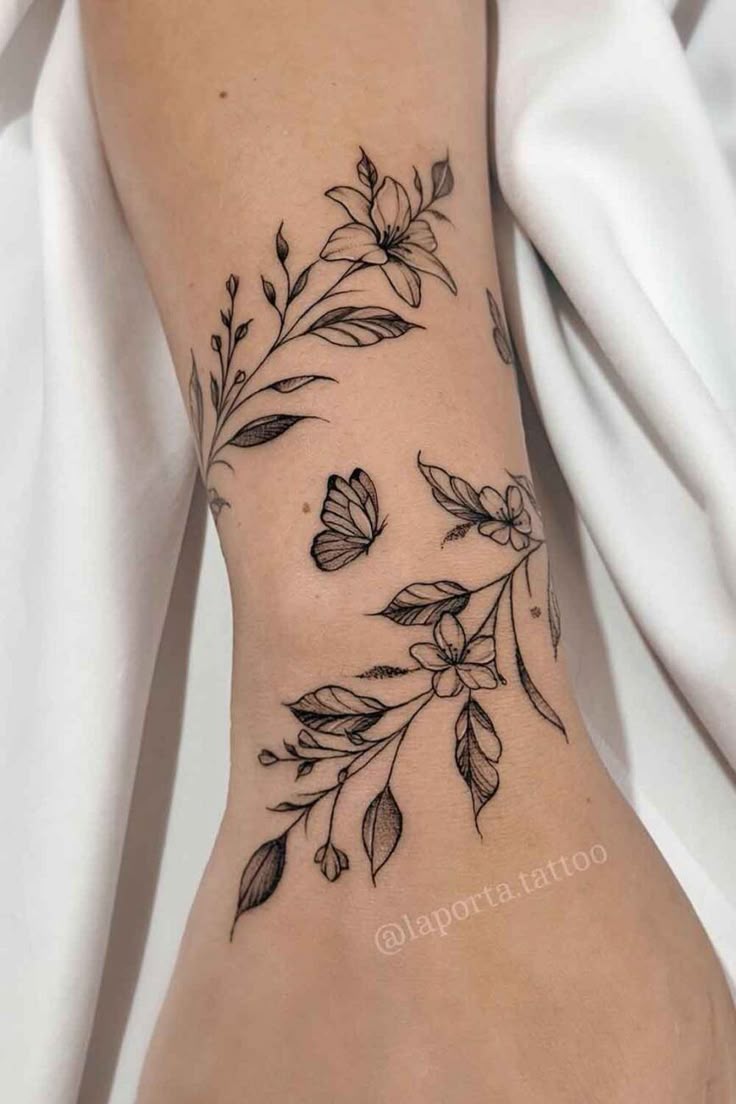 tatuagem feminina braço delicada