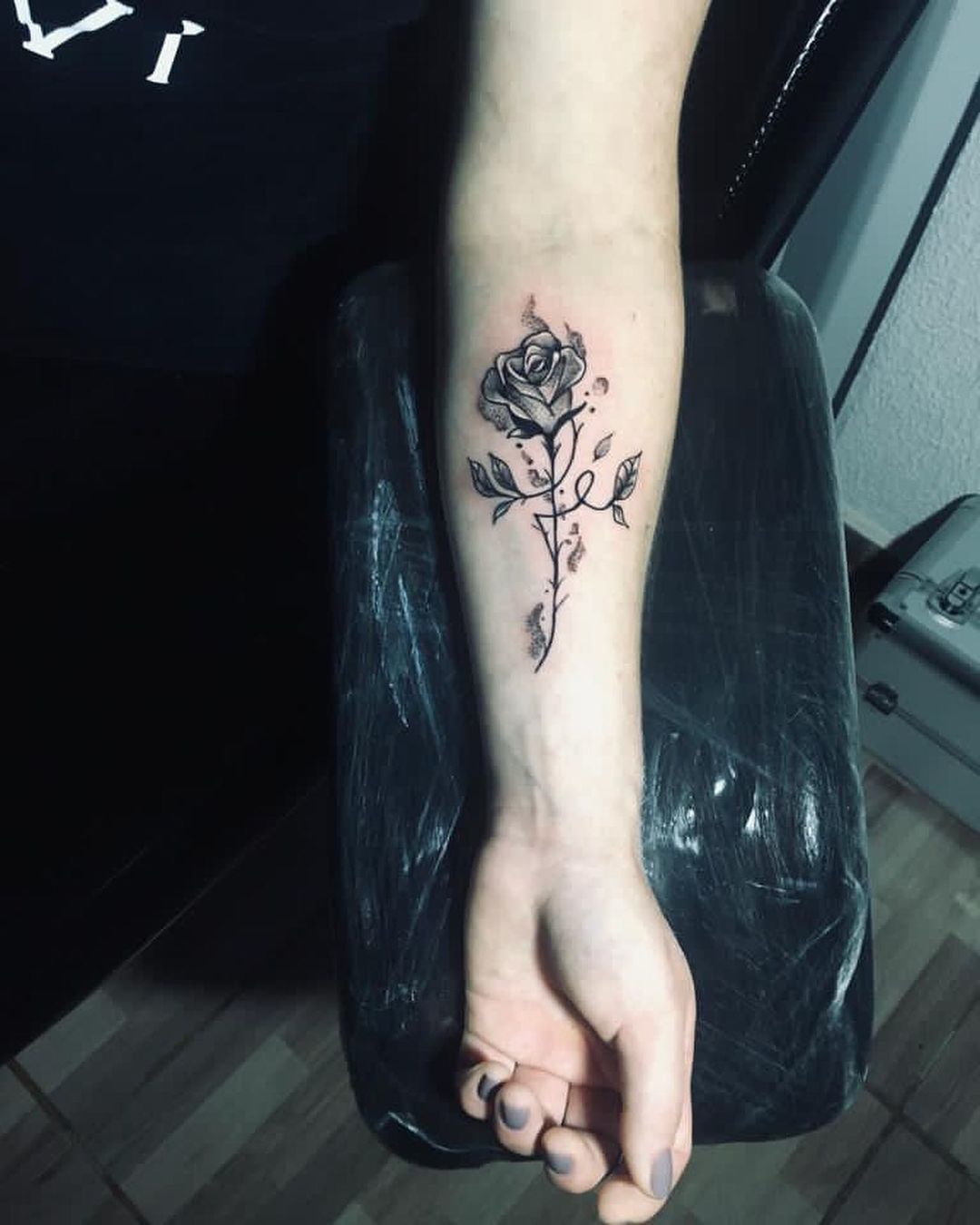 tatuagem feminina braço fineline