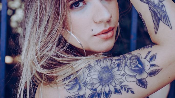 tatuagem feminina braço minimalista