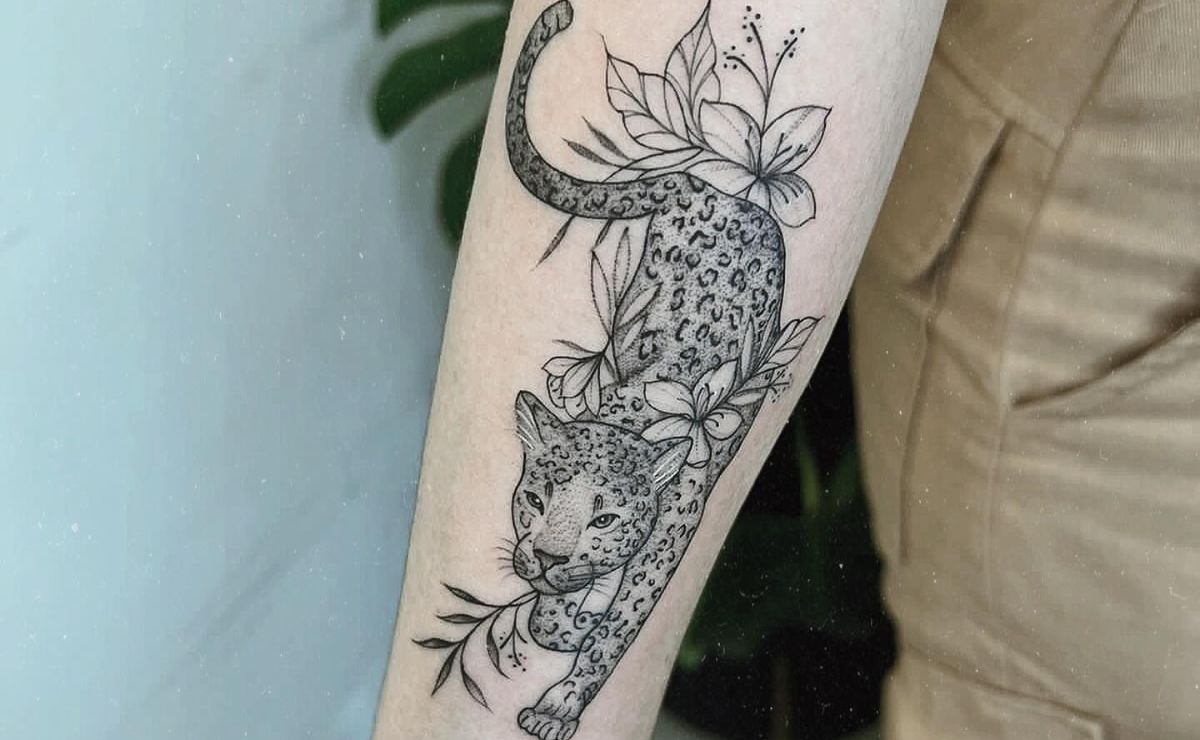 tatuagem feminina braço fechamento