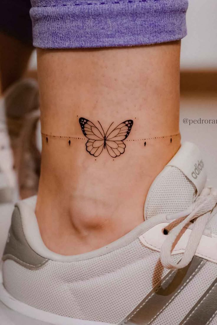 tatuagem borboleta no tornozelo