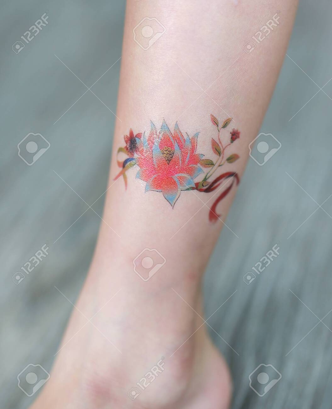 tatuagem no tornozelo borboleta e flor