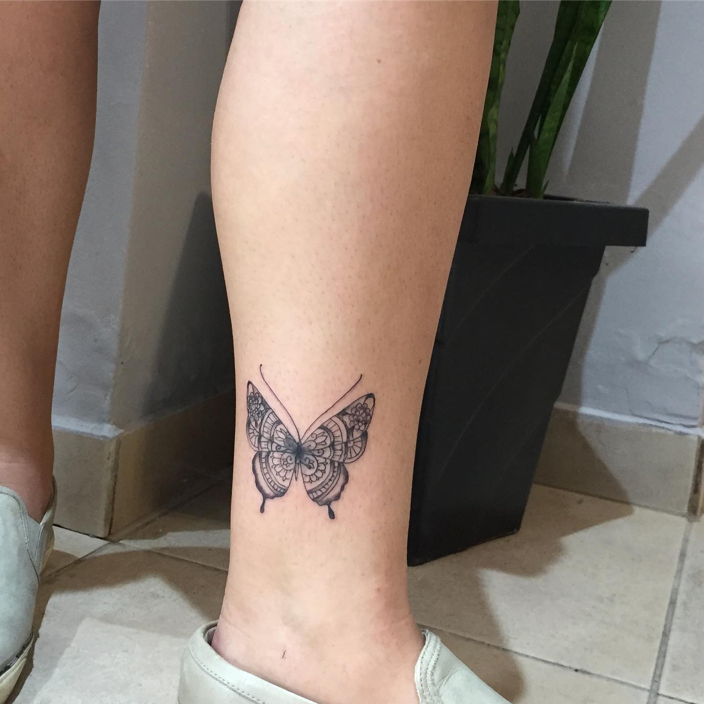 tatuagem tornozeleira borboleta