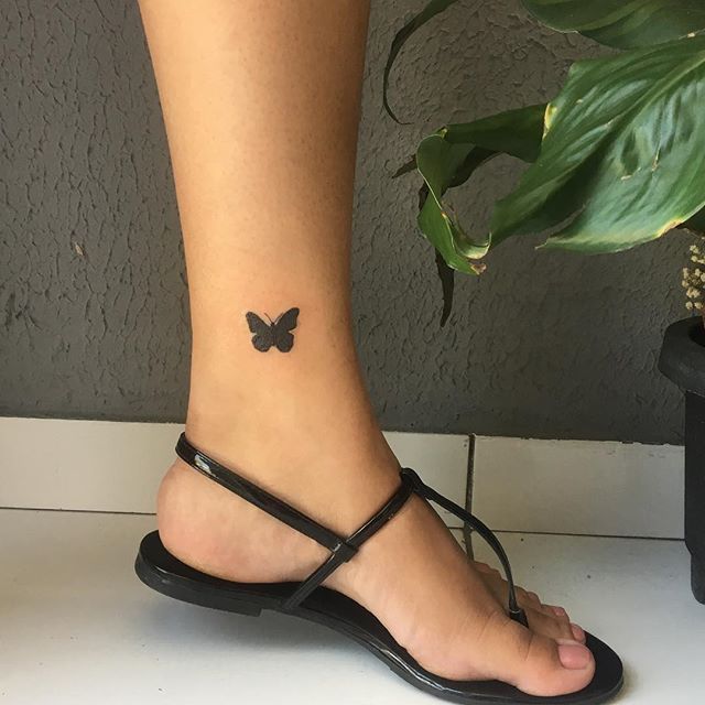 tatuagem borboleta preto e branco
