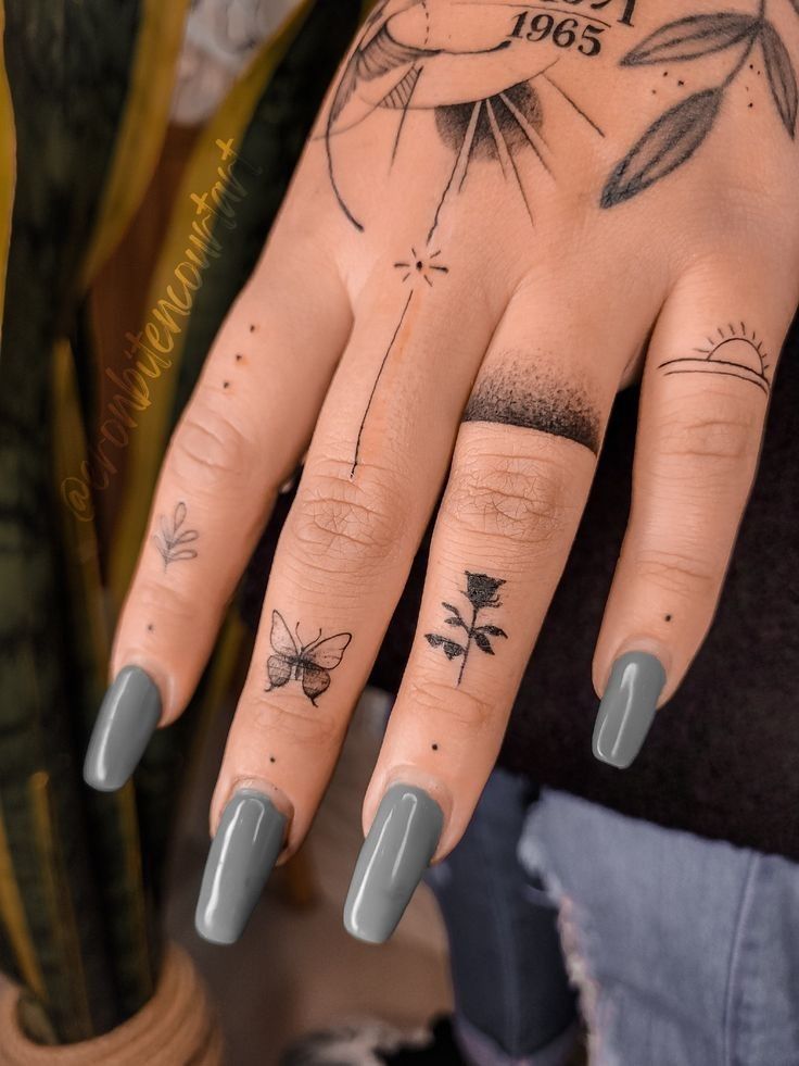 tatuagem feminina na mao