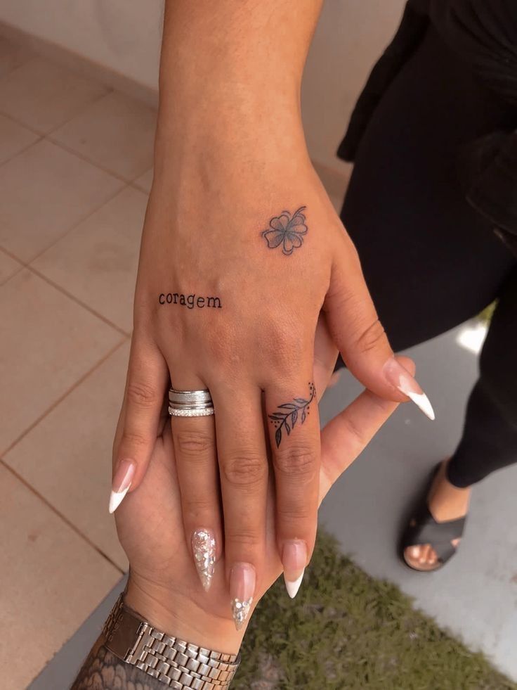 tattoo feminina na mão