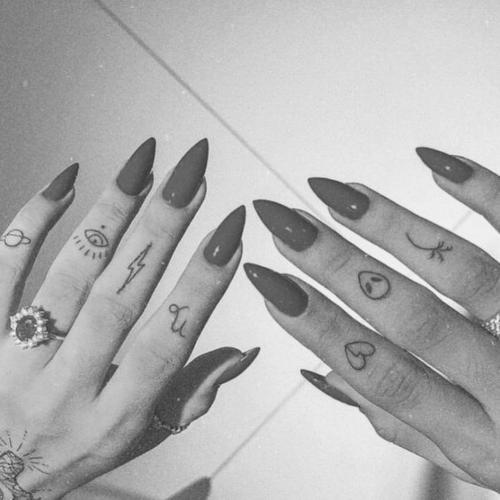 tatuagem pequena na mão feminina
