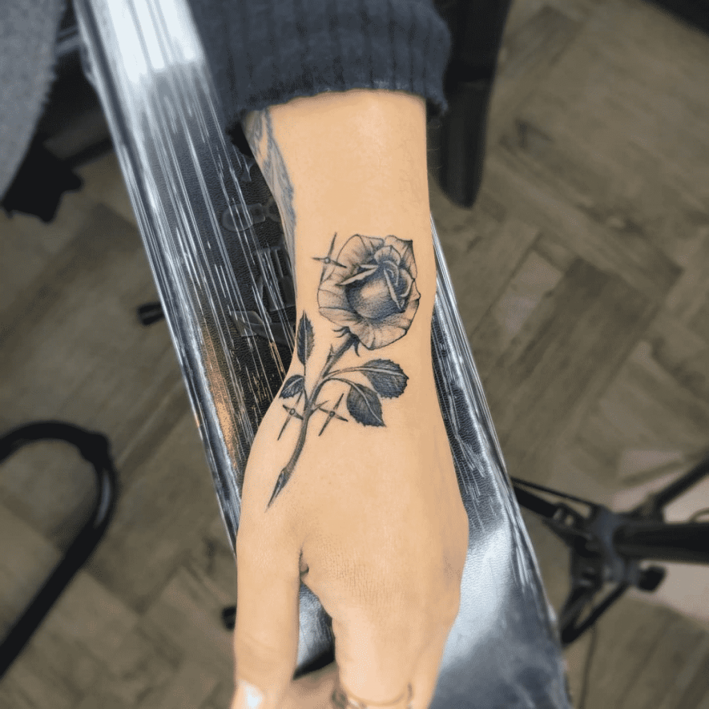 tatuagem discreta na mão