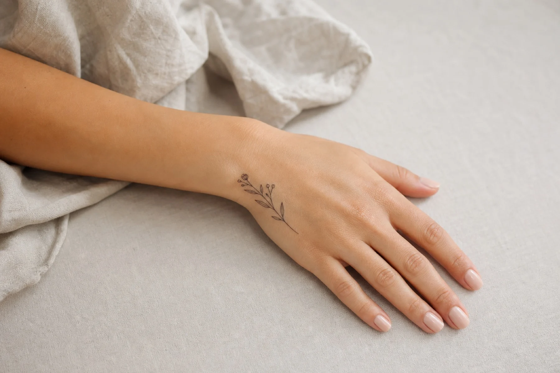 tatuagem na lateral da mão