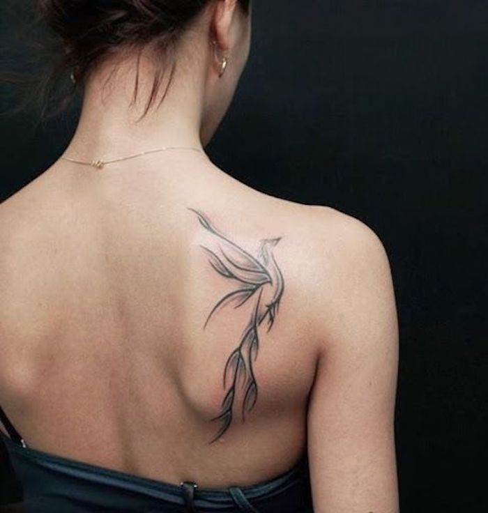 tatuagem fênix atrás da orelha