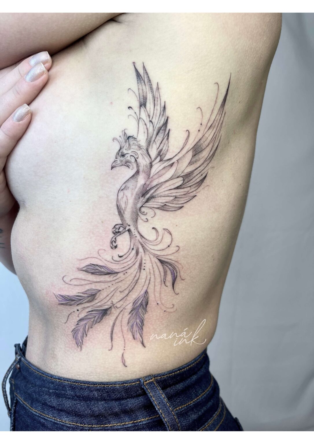 fênix com flor de lótus tatuagem