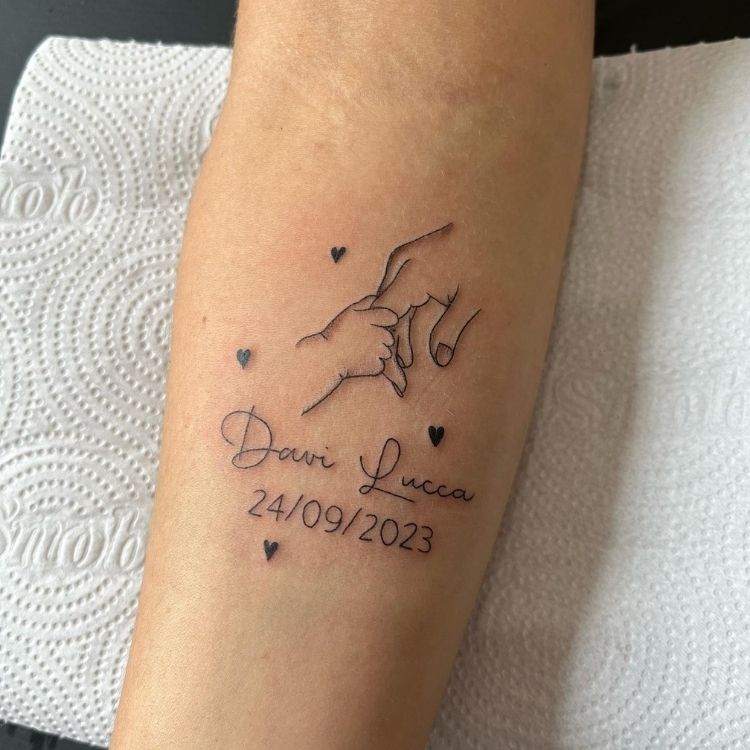 tatuagem inicial filho delicada