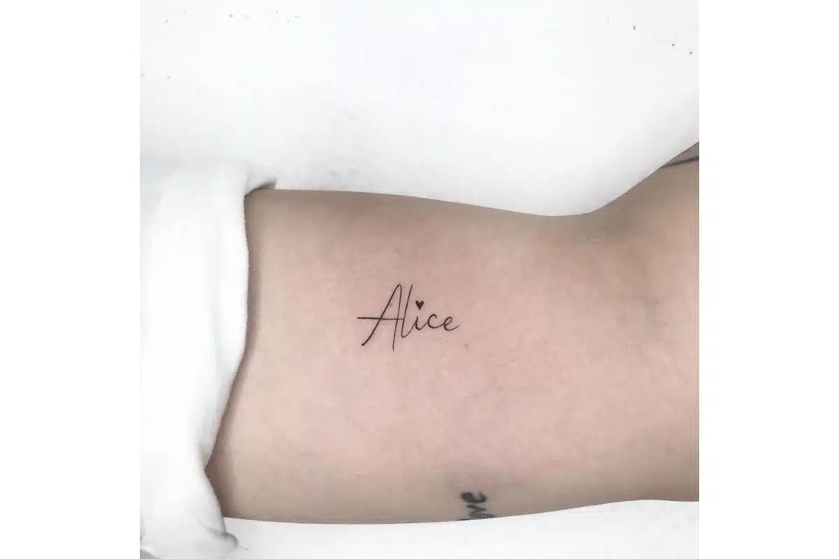 tatuagem inicial filho delicada