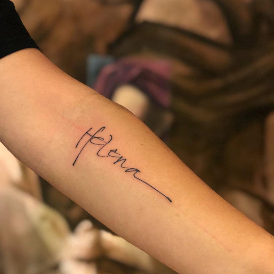 tatuagem nome filho caligrafia