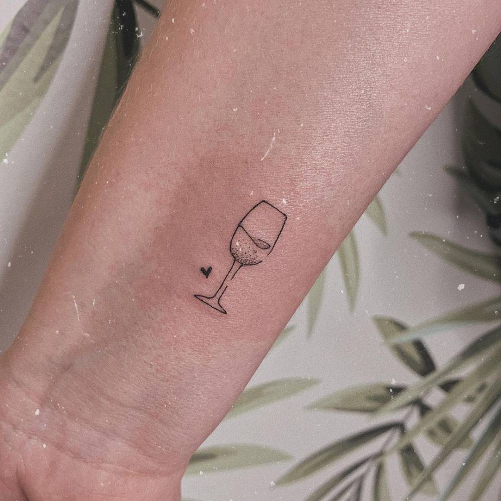 tatuagem de vinho e livro
