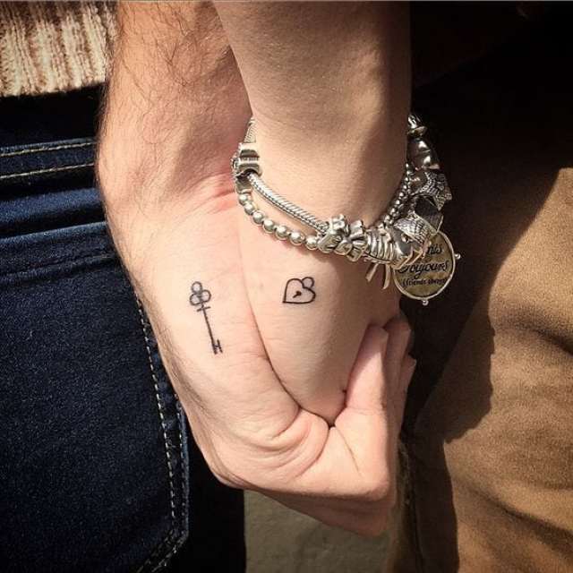tatuagem de casal minimalista