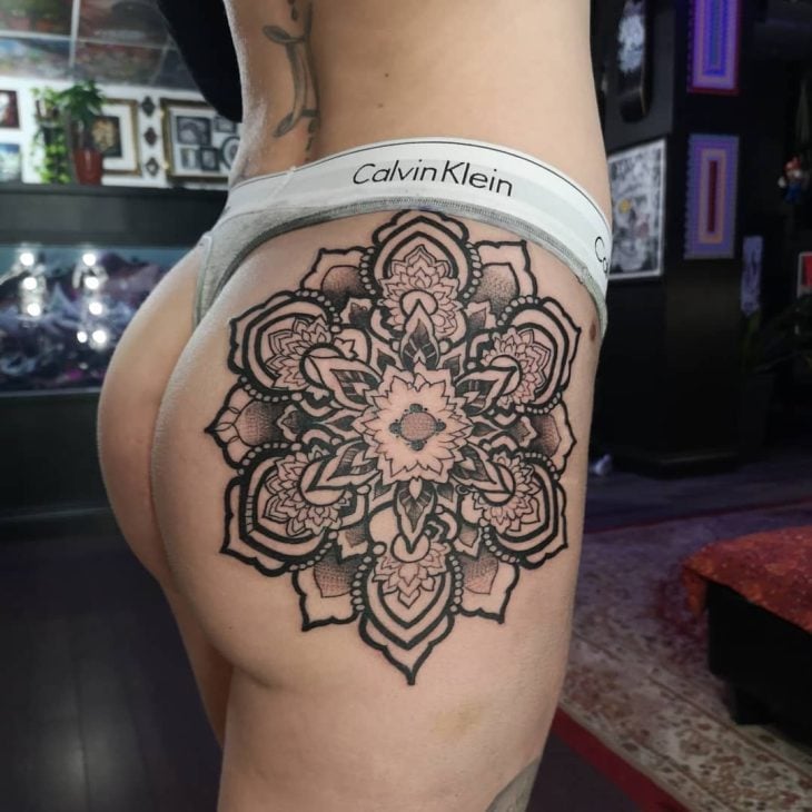 tatuagem na lateral do quadril