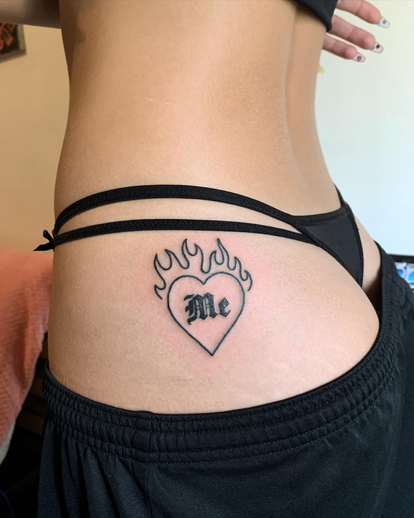 tatuagem fio a fio bunda