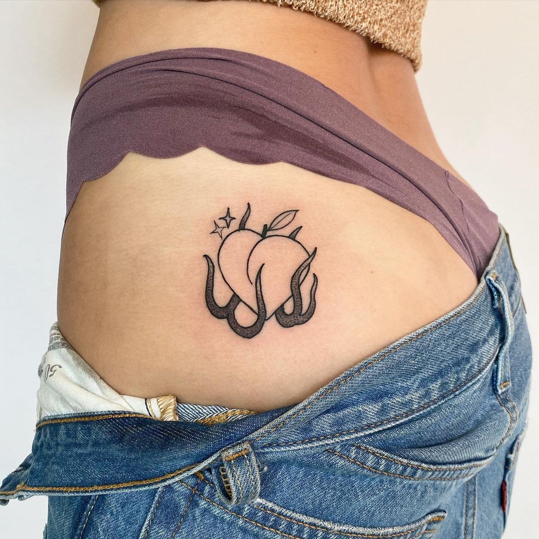 tatuagem de flor na bunda