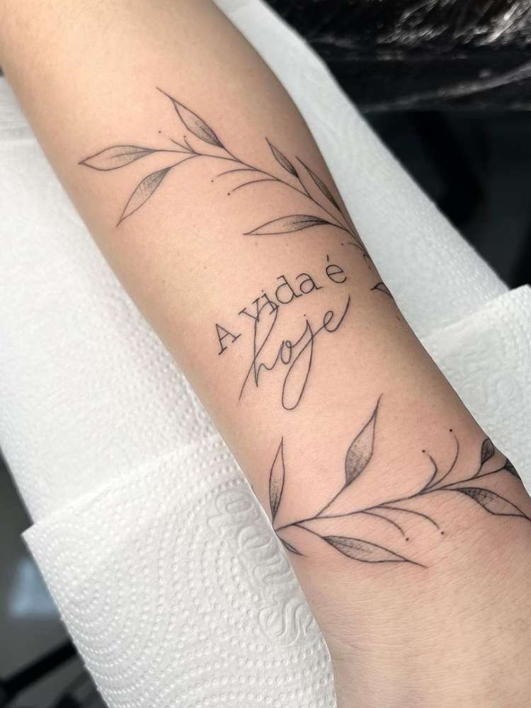 tatuagens minimalistas braço mulher