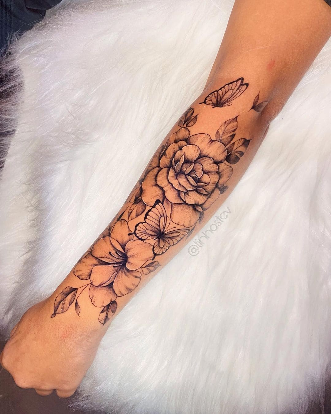 tatuagens preto e cinza braço feminina